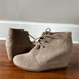 Toms Taupe Desert Suede Wedge Ankle Boots (US women’s shoe size 8.5)